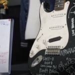 Guitarra destruída por Cobain é vendida por quase R$ 3 milhões