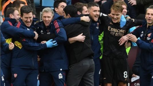 Gunners viraram o jogo nos minutos finais e voltam à liderança