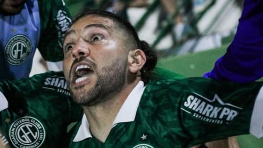 Diego Torres celebra seu gol com torcedores neste domingo (21) contra o Brusque