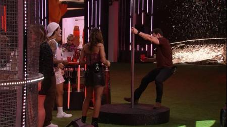 Gustavo arriscou fazer um giro no pole dance durante a festa das líderes
