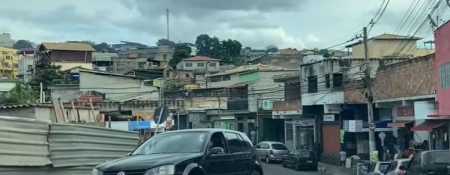 A invasão do terreno que receberia essas pessoas para ser reassentadas é a grande questão da vez