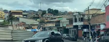 A invasão do terreno que receberia essas pessoas para ser reassentadas é a grande questão da vez