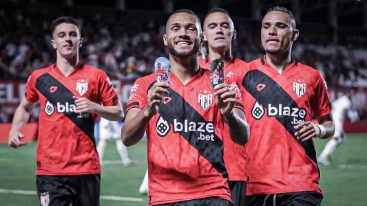 Gustavo Coutinho marcou o primeiro gol da partida