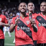 Atlético-GO marca no fim, vence a Chapecoense e cola no G4 da Série B