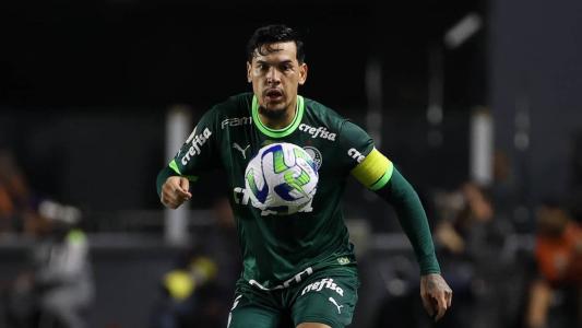 Gustavo Gómez sofreu com choque na cabeça e foi encaminhado ao hospital em Santos