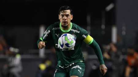 Gustavo Gómez sofreu com choque na cabeça e foi encaminhado ao hospital em Santos