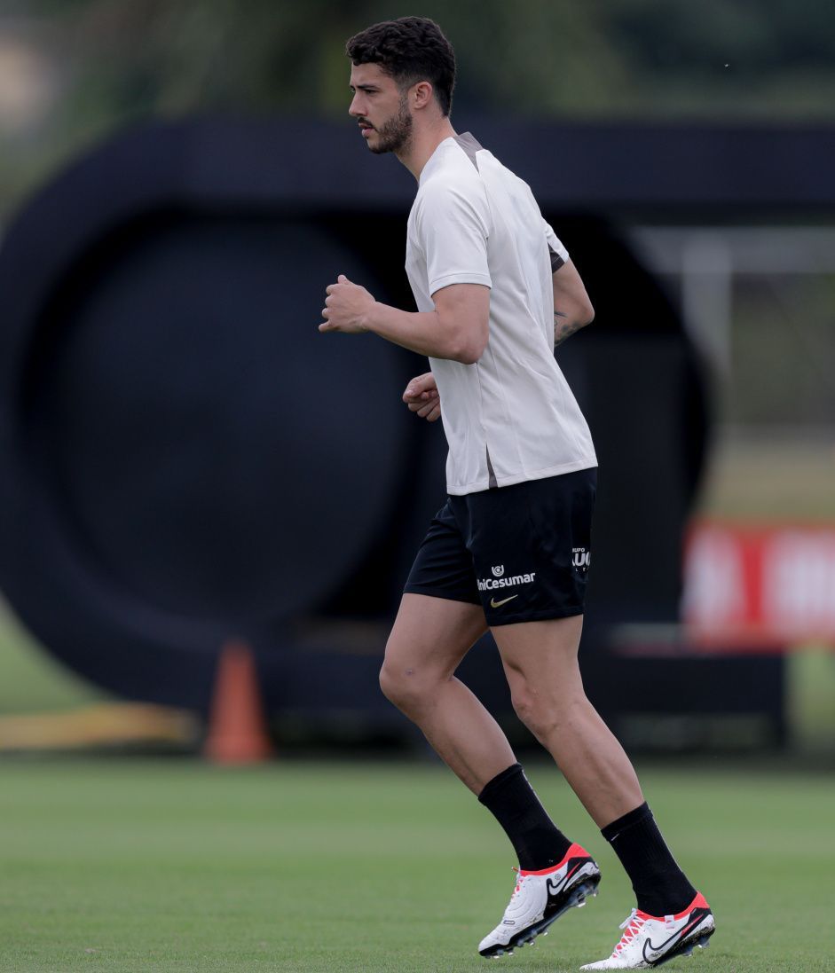 Ainda sem estrear no Corinthians, Gustavo Henrique se aproxima de treinos com elenco