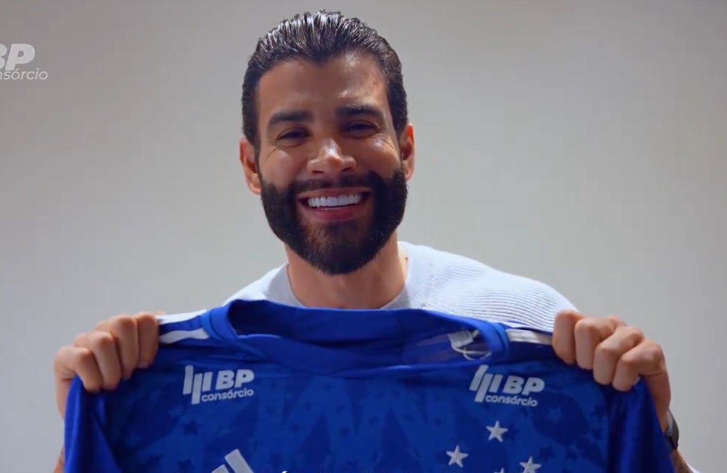 Gusttavo Lima anuncia novo patrocinador do Cruzeiro, que estampará marca na camisa