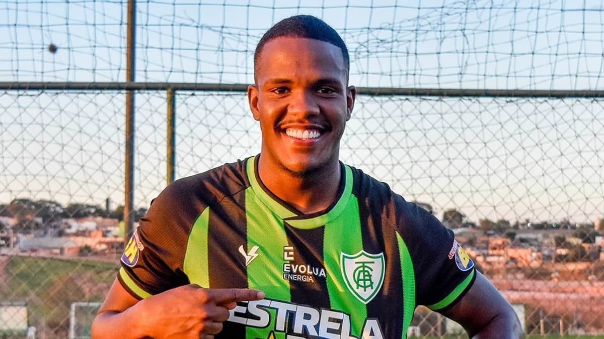 América oficializa retorno de zagueiro que estava emprestado a time europeu