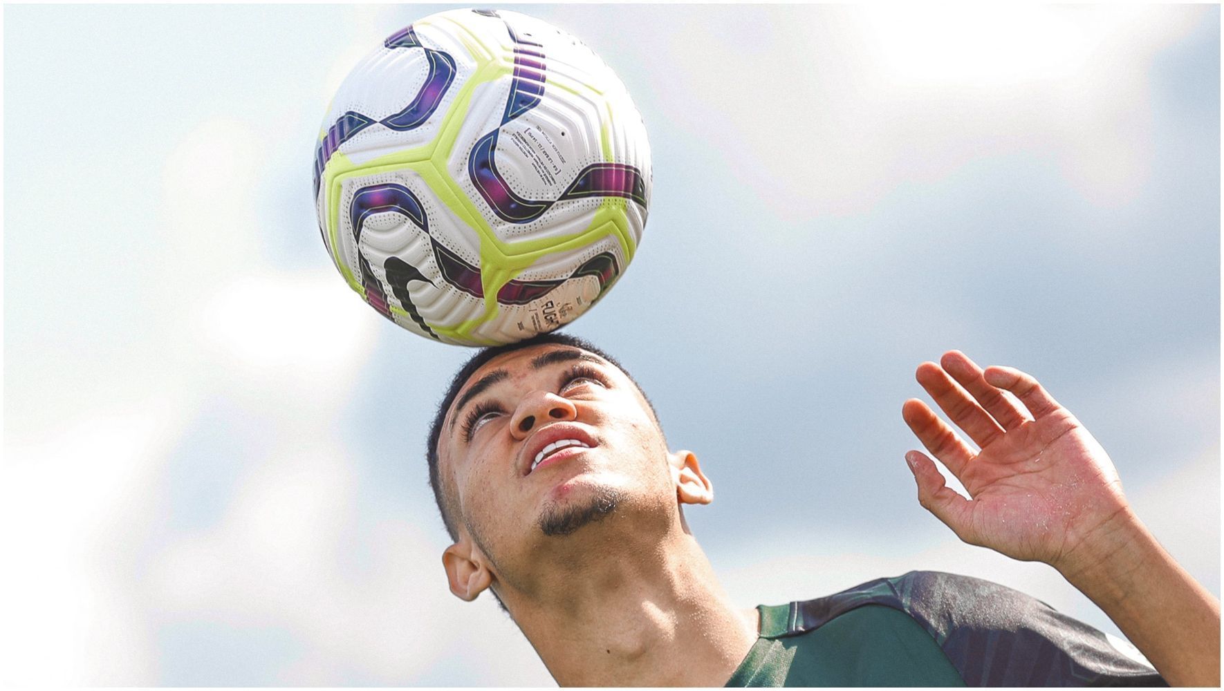 Clube da Premier League anuncia contratação de ex-atacante do Grêmio