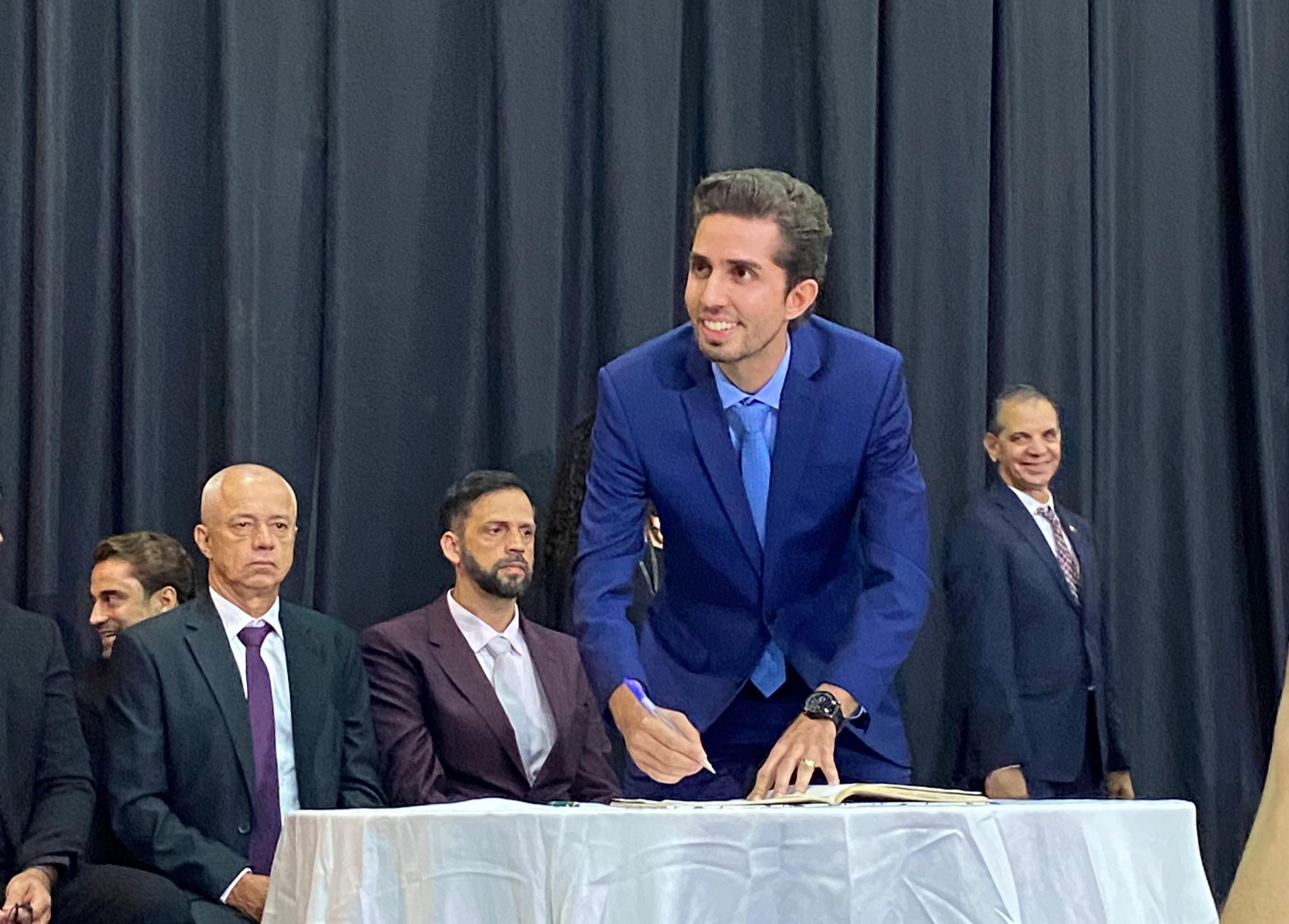 Gustavo Nunes (PL) toma posse após ser reeleito, em Ipatinga