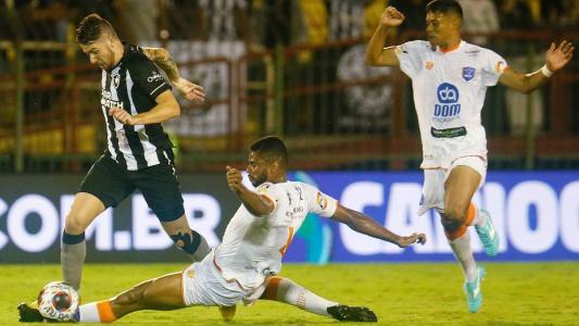 Gustavo Sauer marcou o gol da virada do Botafogo nos acréscimos da partida
