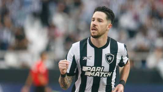 Gustavo Sauer marcou dois gols na vitória do Botafogo