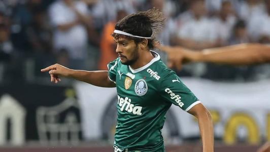 Gustavo Scarpa, do Palmeiras, em jogo contra o Atlético, em partida válida pelo Campeonato Brasileiro