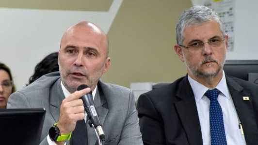 Gustavo Valadares (ao microfone) defendeu plano de Recuperação Fiscal em reunião com deputados