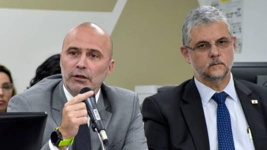 Gustavo Valadares (ao microfone) defendeu plano de Recuperação Fiscal em reunião com deputados