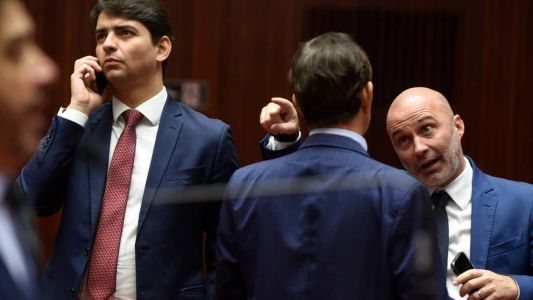 Gustavo Valadares (de frente) foi nomeado secretário de Governo por Romeu Zema