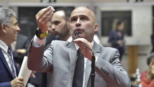 Gustavo Valadares defendeu a extinção da Fucam e prometeu melhorias no texto