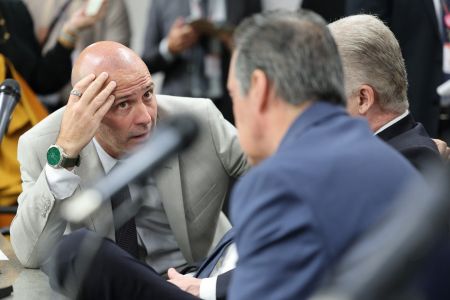 Deputados da base governista, Gustavo Valadares (PSD)— de frente—, Adalclever Lopes (PSD) e João Magalhães (MDB) conversam na Comissão de Administração Pública