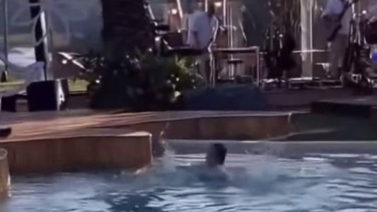 Fã foi resgatada pouco após cair em piscina
