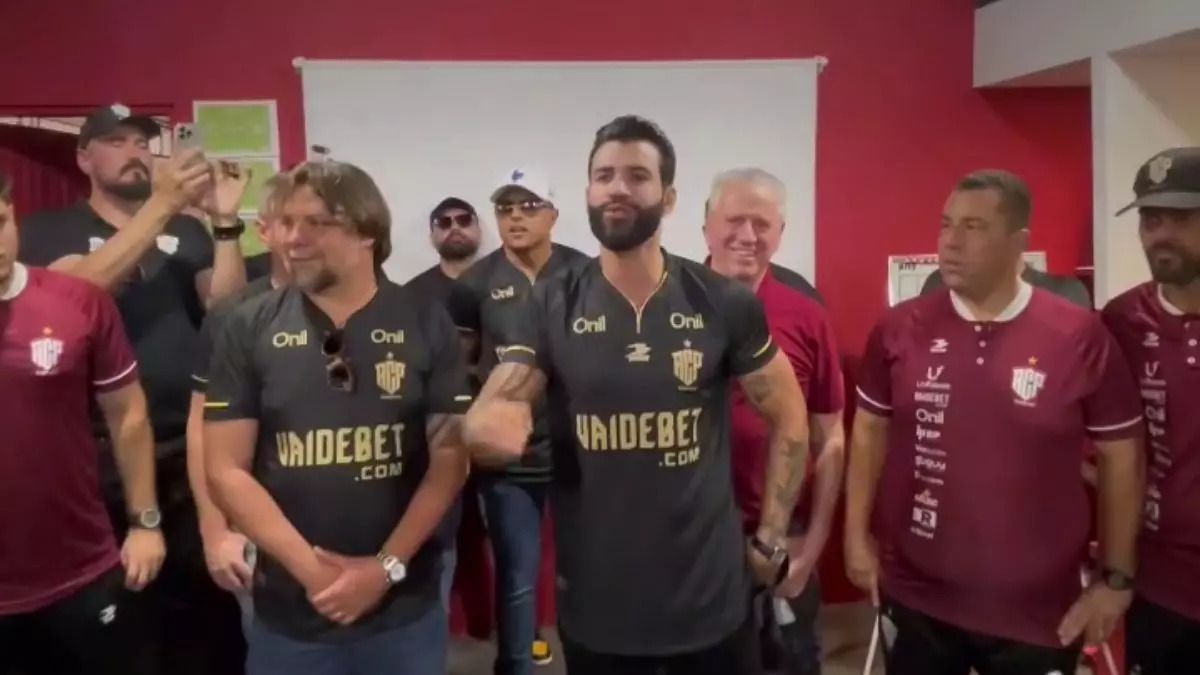 Gusttavo Lima vai a jogo de seu time, participa de preleção e causa alvoroço