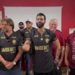 Gusttavo Lima vai a jogo de seu time, participa de preleção e causa alvoroço