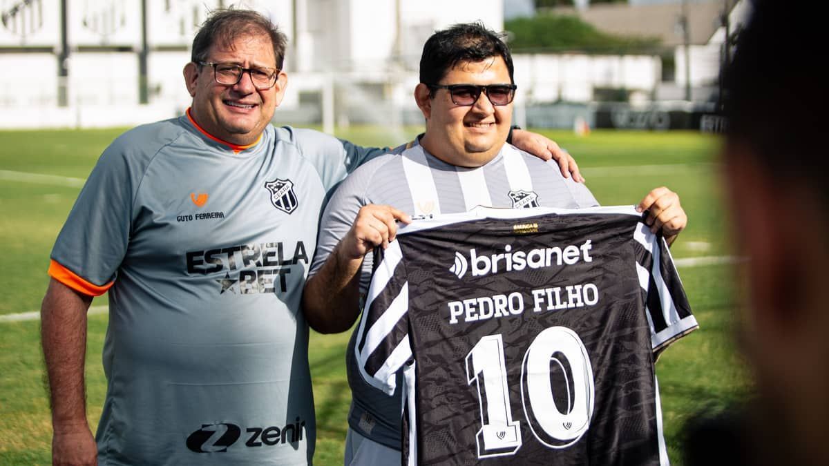 Sósia de Guto Ferreira que viralizou nas redes conhece o técnico do Ceará