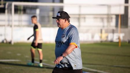 Guto Ferreira comanda treinamento no Ceará antes de enfrentar o Botafogo-SP, pela Série B