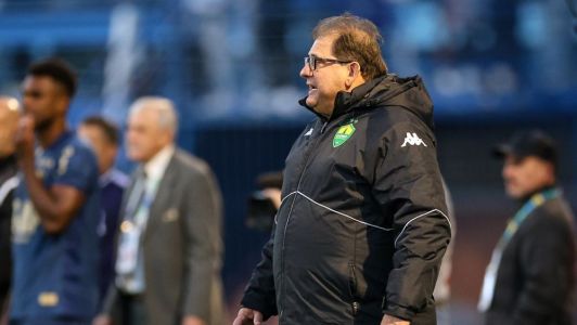 Guto Ferreira no comando do Cuiabá em partida da Série B do Campeonato Brasileiro
