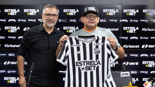 Guto Ferreira com a camisa do Ceará ao lado do executivo de futebol, Juliano Camargo, em sua apresentação como treinador do clube