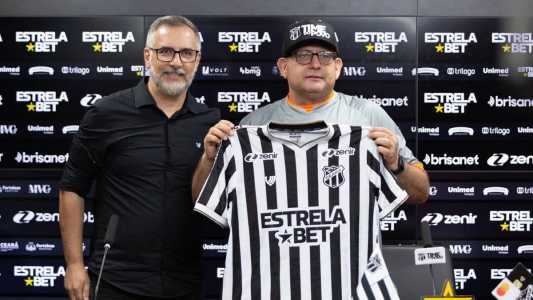 Guto Ferreira com a camisa do Ceará ao lado do executivo de futebol, Juliano Camargo, em sua apresentação como treinador do clube