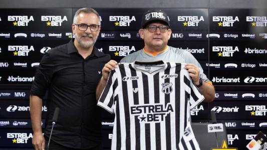 Guto Ferreira com a camisa do Ceará ao lado do executivo de futebol, Juliano Camargo, em sua apresentação como treinador do clube