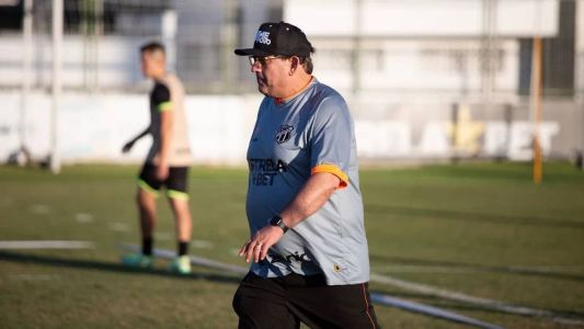 Guto Ferreira, técnico do Ceará, comanda trabalho no CT do clube