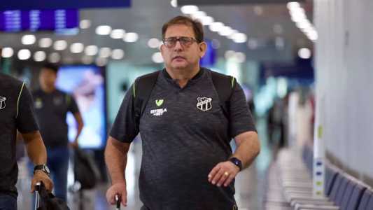 Guto Ferreira, técnico do Ceará, foi pressionado por torcedores nesta quinta-feira (3)