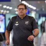 Torcedores cobram técnico do Ceará no aeroporto; veja vídeo