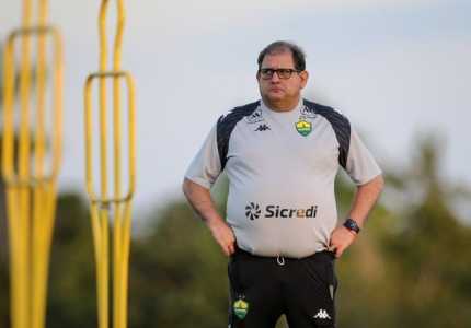 Guto Ferreira durante treino do Cuiabá para jogo da Série B de 2025