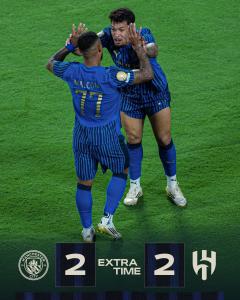 Malcom e Marcos Leonardo comemorando gol do Al-Hilal sobre o Manchester Ciy no Mundial de Clubes