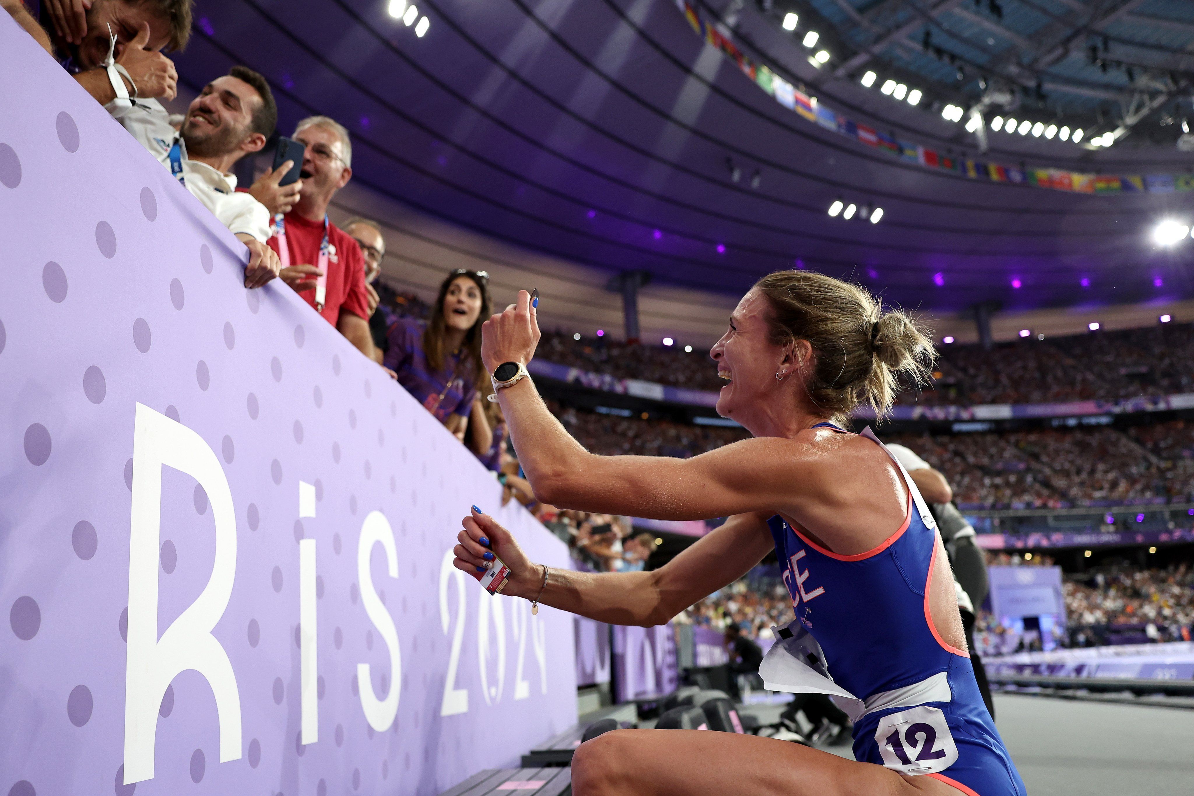 Paris 2024: atleta pede namorado em casamento após quebrar recorde no atletismo
