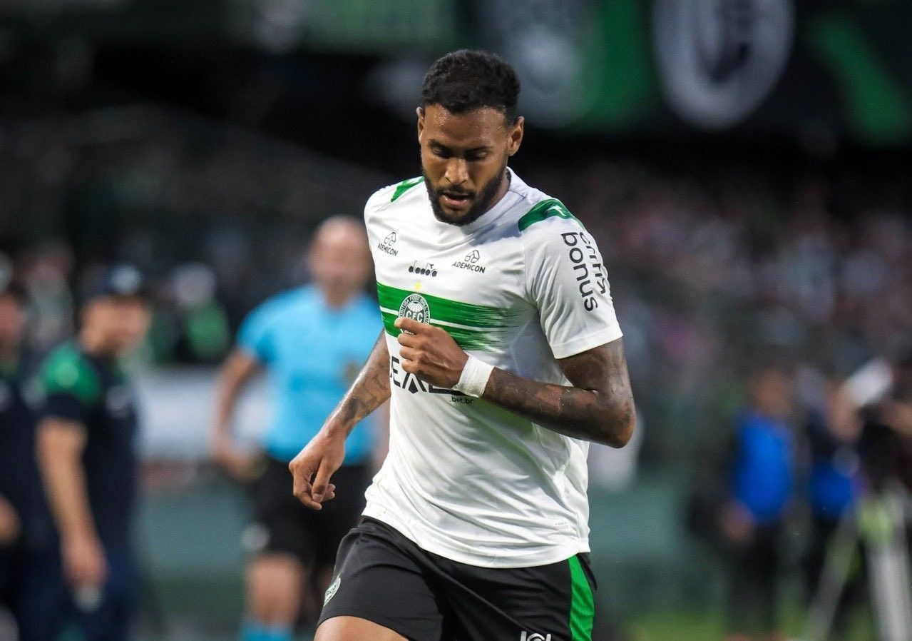 Coritiba anuncia saída de centroavante após fim de empréstimo