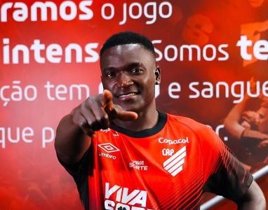 Kevin Viveros foi anunciado pelo Athletico-PR na noite dessa quinta-feira