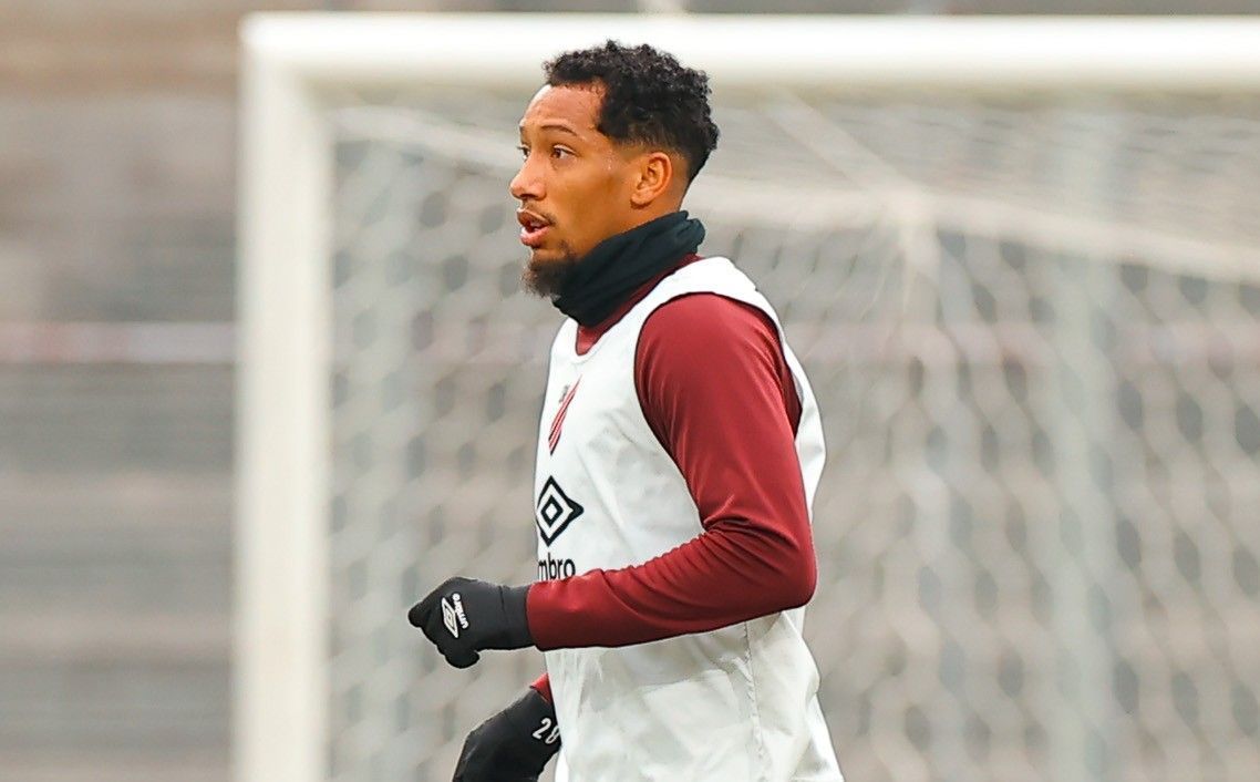 Escalação do Athletico-PR: Odair pode manter três zagueiros contra o Coritiba