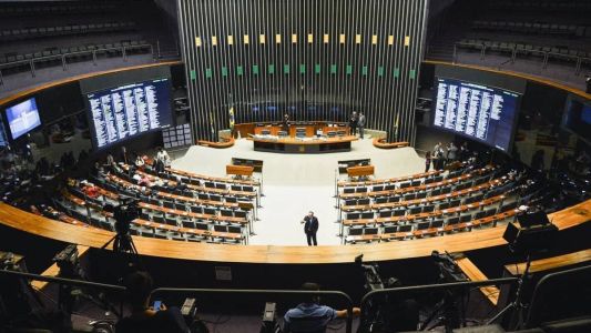 Proposta estabelece que nenhuma relação entre casais homossexuais pode equiparar-se ao casamento ou à entidade familiar
