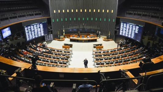 Proposta estabelece que nenhuma relação entre casais homossexuais pode equiparar-se ao casamento ou à entidade familiar