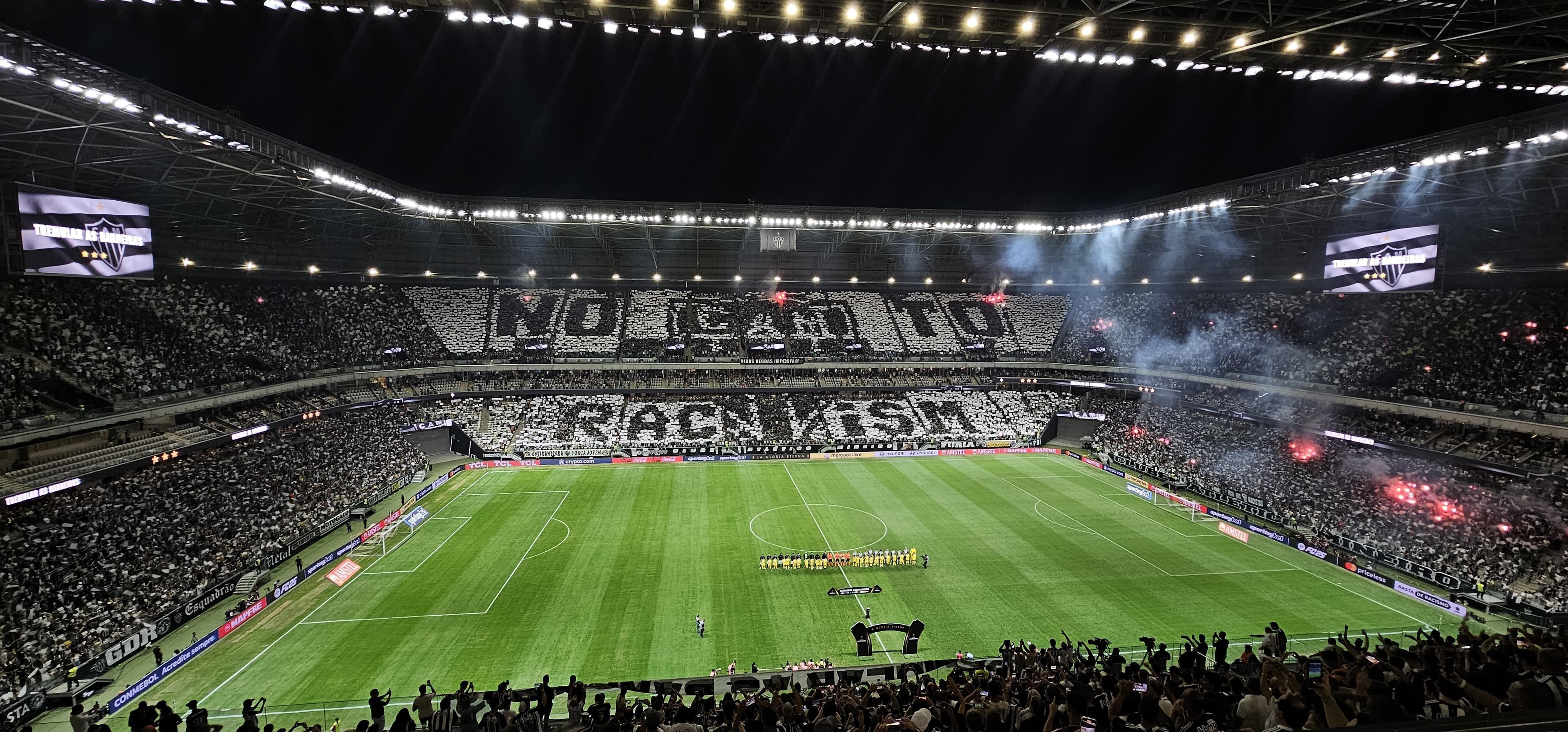 Atlético x San Lorenzo: torcida faz mosaico antirracista em jogo pela Libertadores