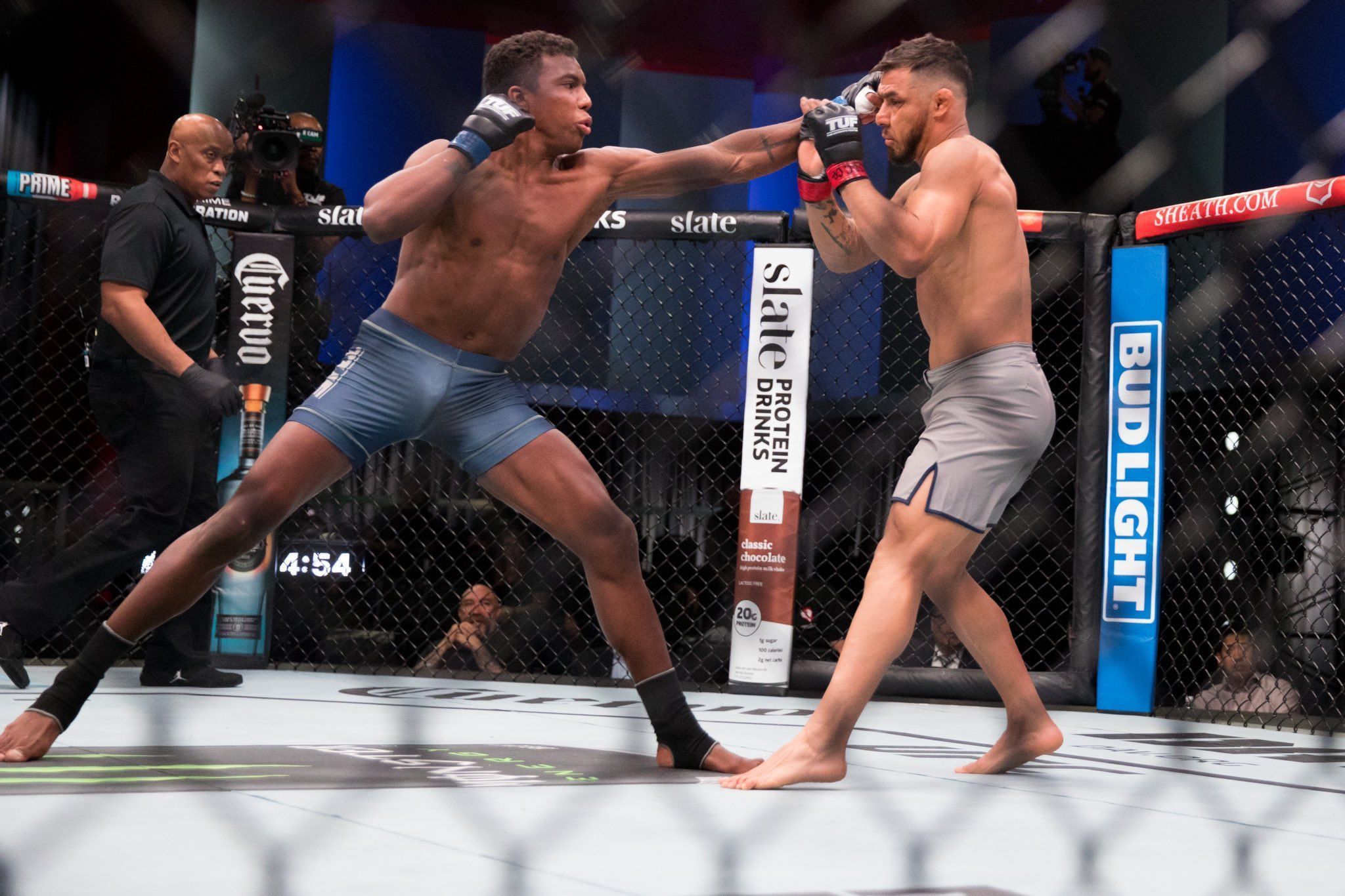 TUF 32: brasileiro vive drama, mas vence luta e vai à final de reality show do UFC