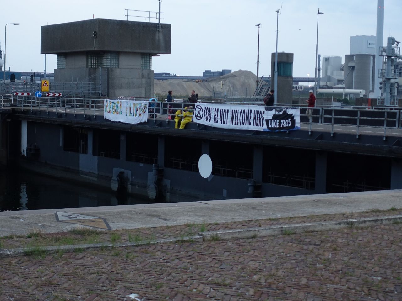 Ativistas se amarram a eclusas para impedir chegada de navios a Amsterdã