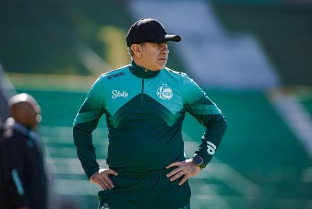 Cláudio Tencati treina equipe do Juventude para enfrentar o Cruzeiro