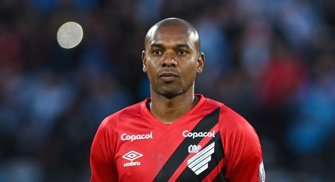 Após rebaixamento, Fernandinho se despede do Athletico-PR, e torcida reage