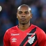 Após rebaixamento, Fernandinho se despede do Athletico-PR, e torcida reage