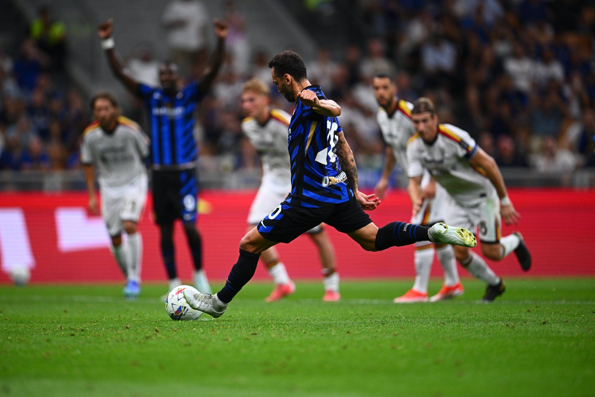 Inter de Milão domina Lecce e vence a primeira no Campeonato Italiano